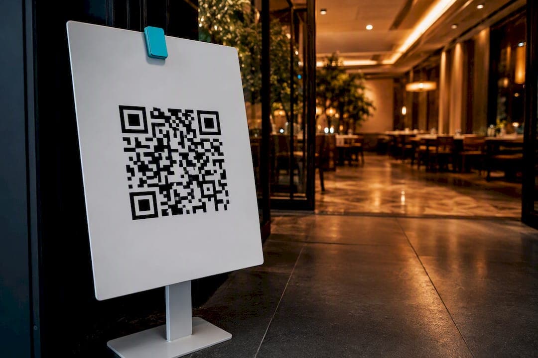 Señalética que convierte QR en pedido integrado en 24 h para gerentes