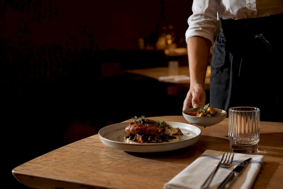 Cross selling restaurante: la técnica que sube el ticket sin forzar la venta