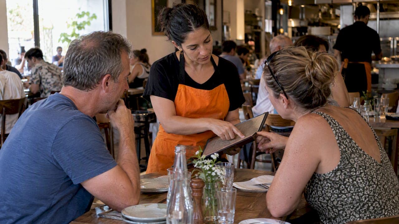 Cómo atender turistas en restaurante sin errores ni malentendidos